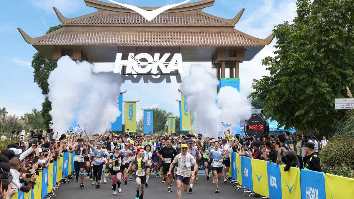 HOKA飞跑嘉年华首次落地峨眉山，2000余名跑者参与越野赛