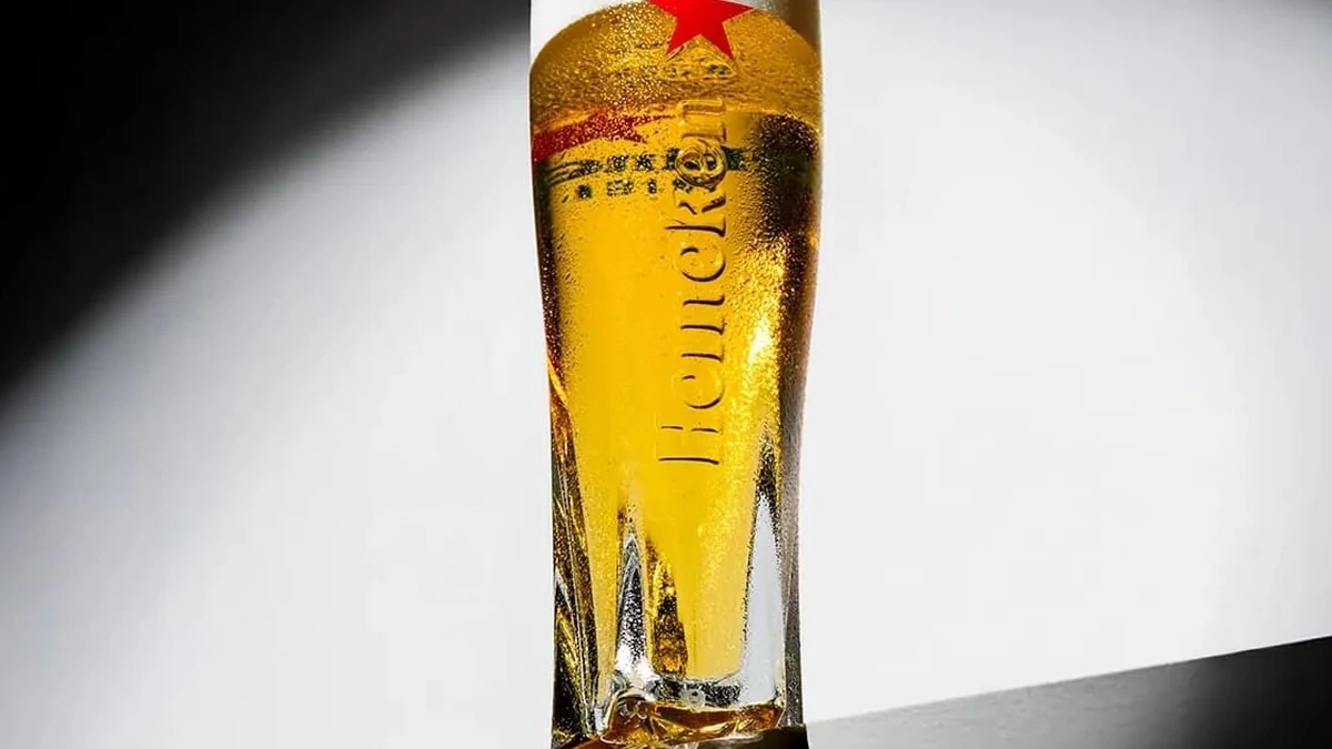 喜力联合NPK Design推出星标酒杯，杯底留下五角星水印