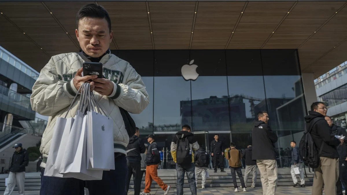 苹果iPhone Duo中国首发，三里屯黄牛加价三千元收机